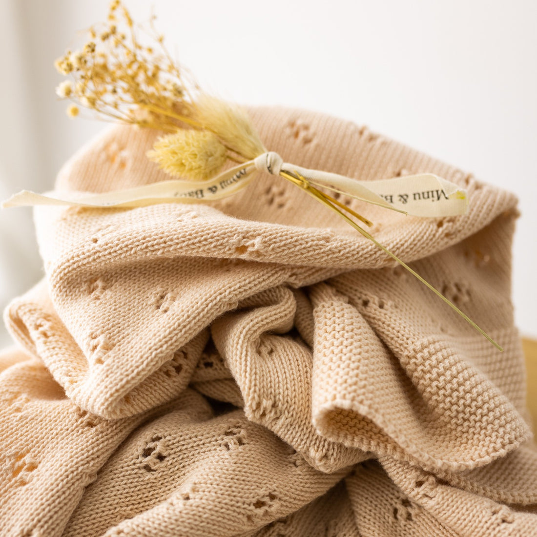 Manta Calada Blush - regalo bebé personalizado Minu & Baby